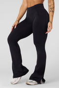 W285 - Elevate flare leggings- Soft, brushed flared leggings with a compressive fit, designed for medium-impact movement and everyday comfort in Black